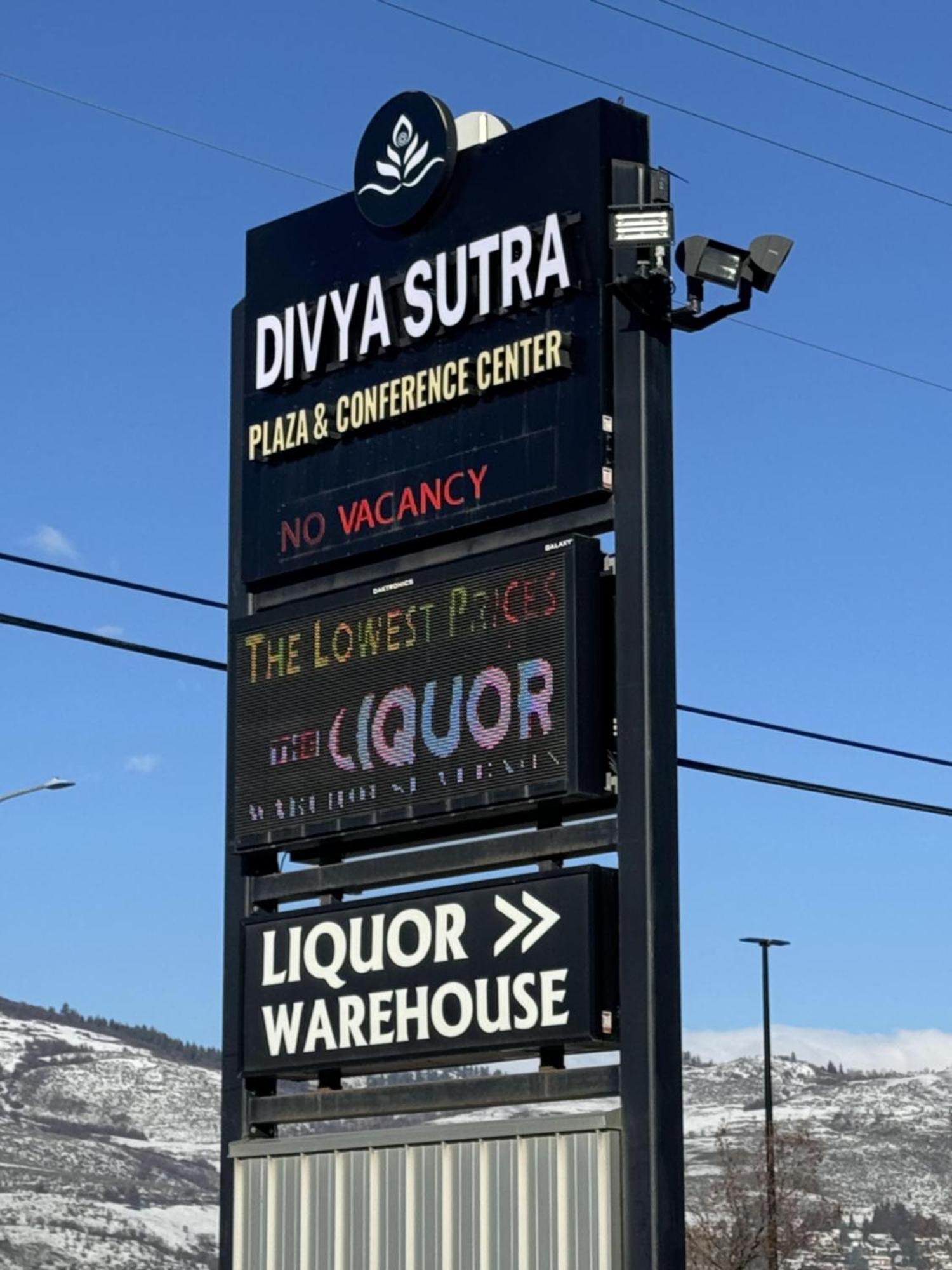 Divya Sutra Plaza And Conference Centre, Vernon, Bc מראה חיצוני תמונה