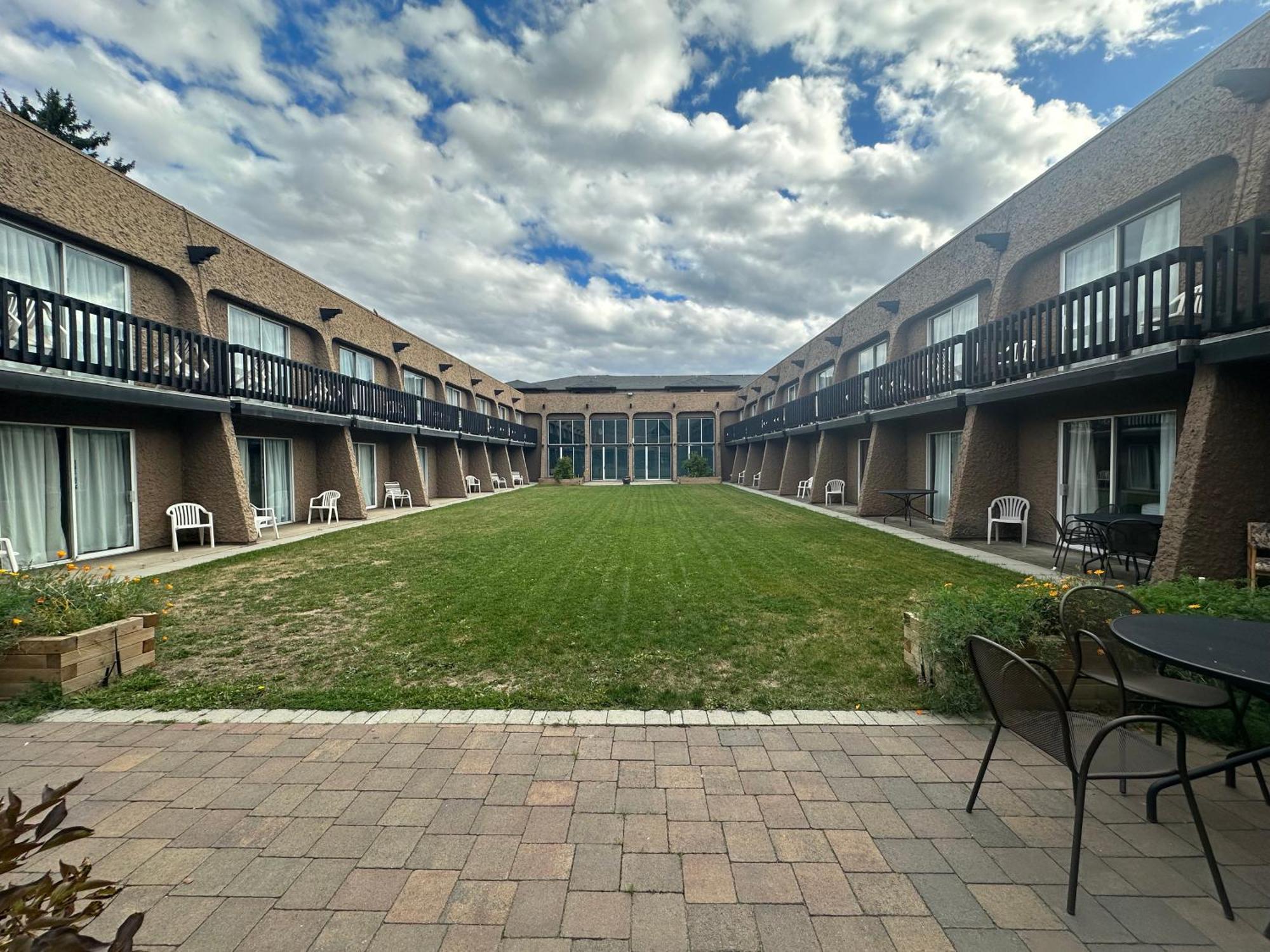 Divya Sutra Plaza And Conference Centre, Vernon, Bc מראה חיצוני תמונה